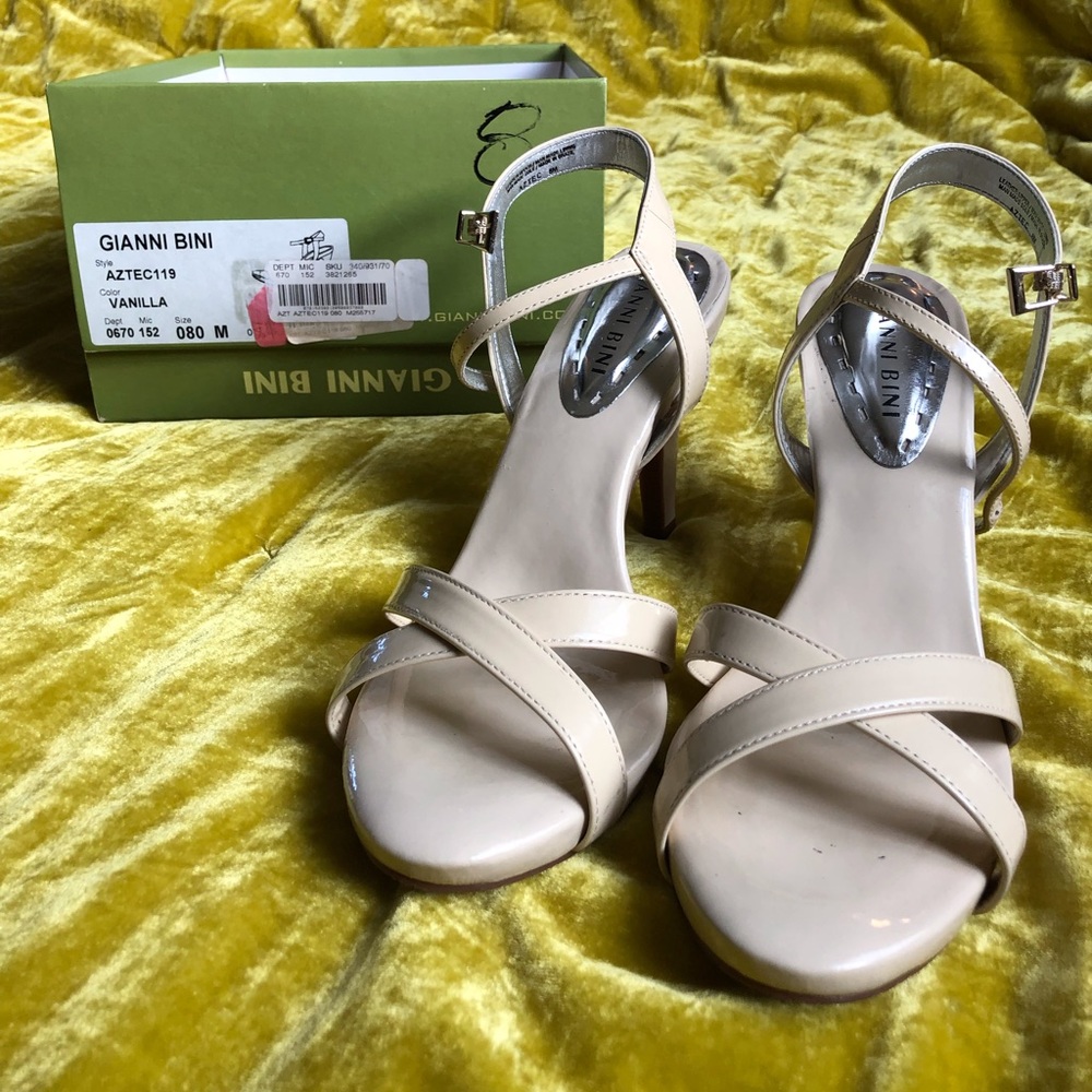 Gianni Bini Aztec patent leather cream heels 8M
